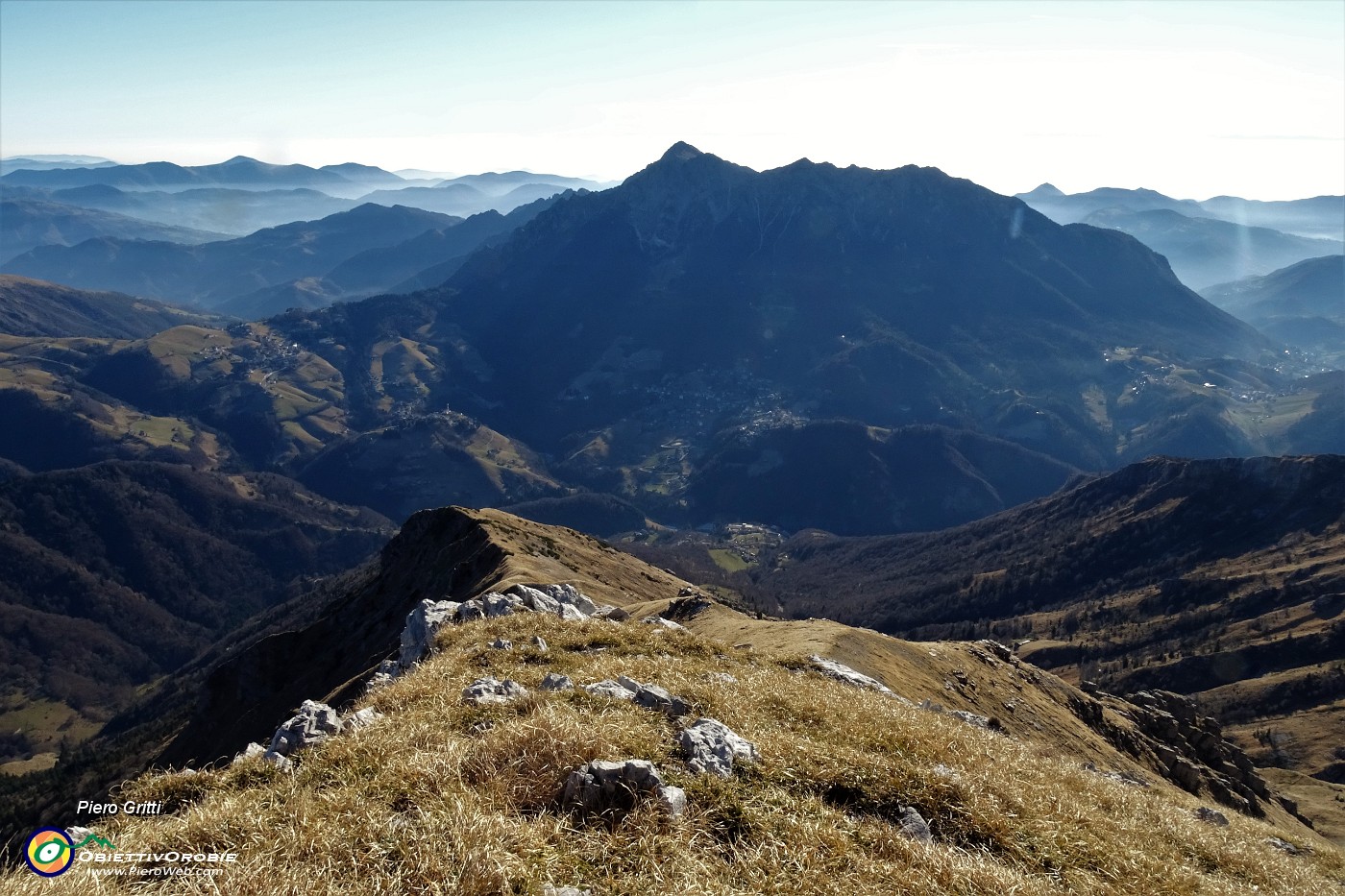 39 Sto pensando che poi possiamo scendere da qui, dal Monte Arale !.JPG